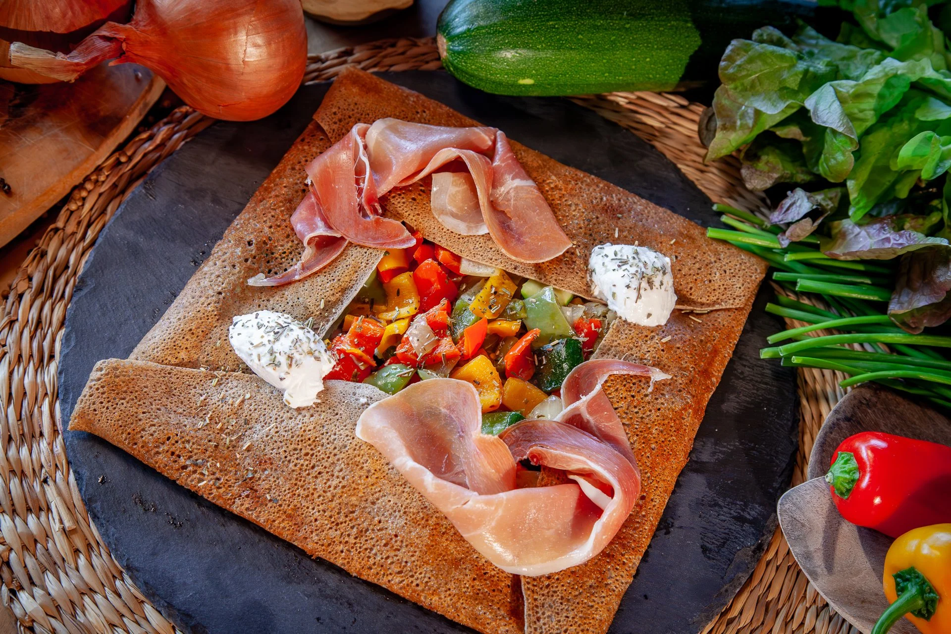 Food Truck Gwinizh-Du, galette de sarrasin Complète Petits légumes à la provençale, jambon Serrano, chèvre frais