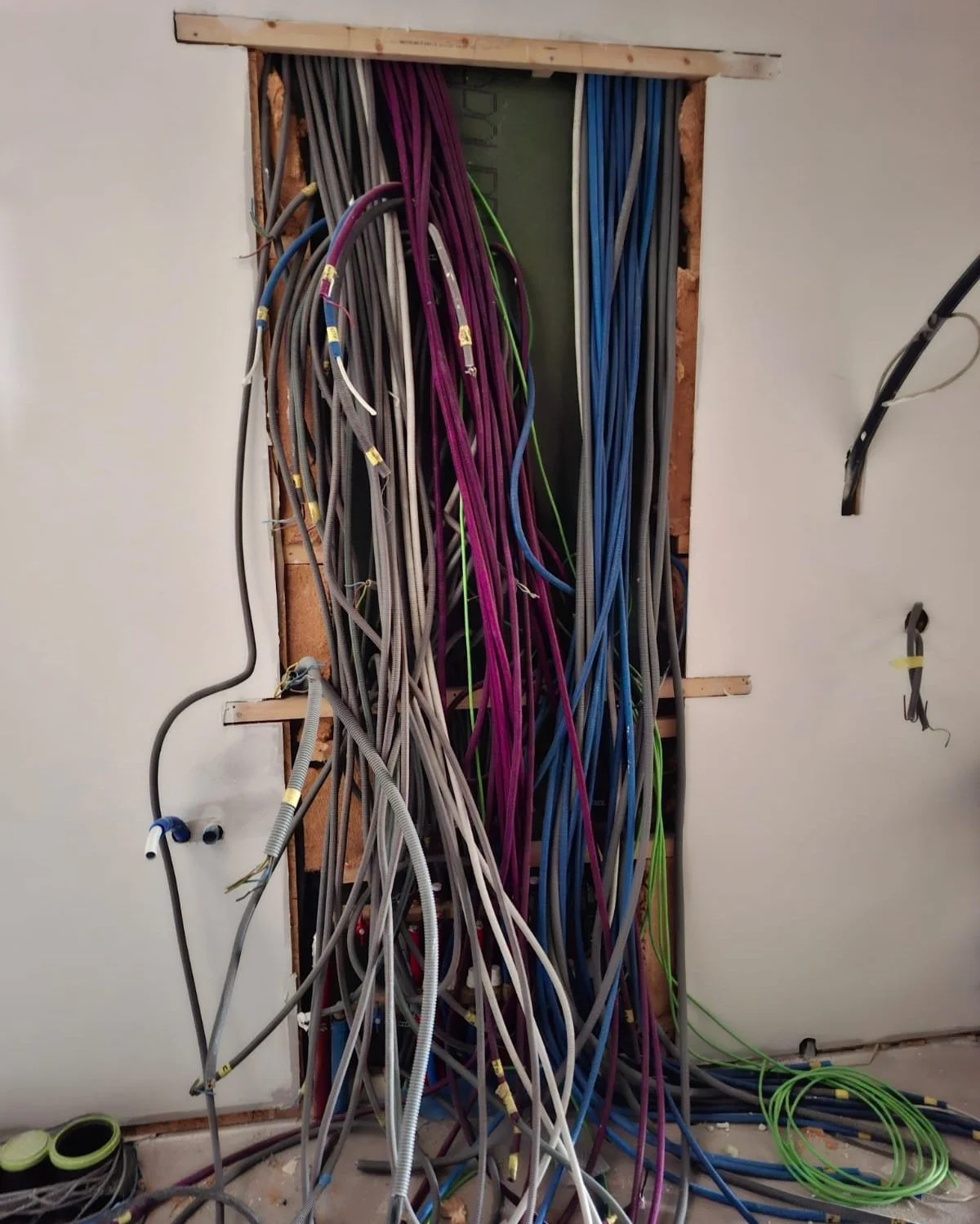 Elektrische bekabeling voor plaatsing elektrische kast