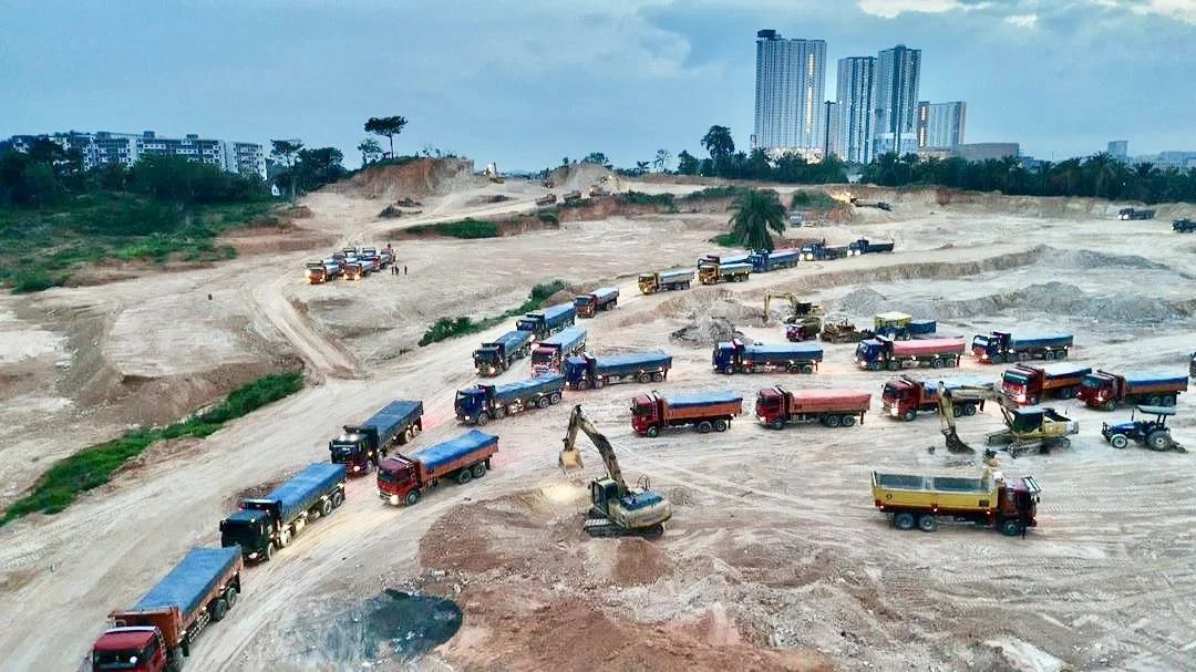 Bulk Red Earth Supplier, Own Source Red Earth with lowest and direct sales pricing, available to transport for Klang Valley, Seremban, Selangor and Kuala Lumpur areas.