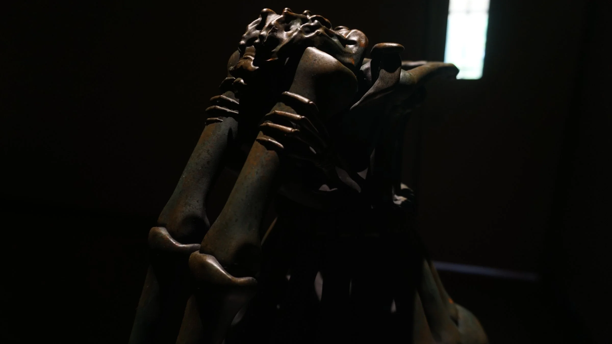 SKULLS BOMBS sculpture by Ratthakorn Disjaiyen, reflecting on the Ukraine-Russia war