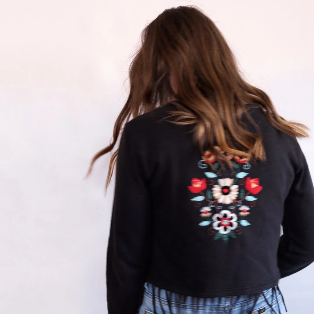 Sweatshirt-cotton-cardigan-embroidery-swedish-folkart-flowers-tokyo-ekeberi-handemroidery.jpg