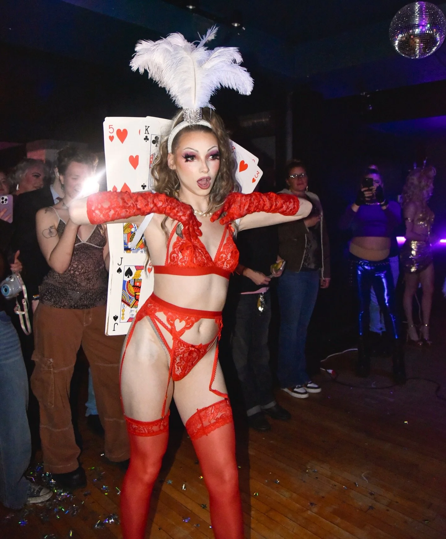 Had such a blast @hostdanceparty for their Vegas-themed show a couple weeks back!! It was my last show before my FFS surgery which I am currently 12 days into recovering from. 
Thank you so much for @crissykiss96 &amp; @xocristianoxo for having me st