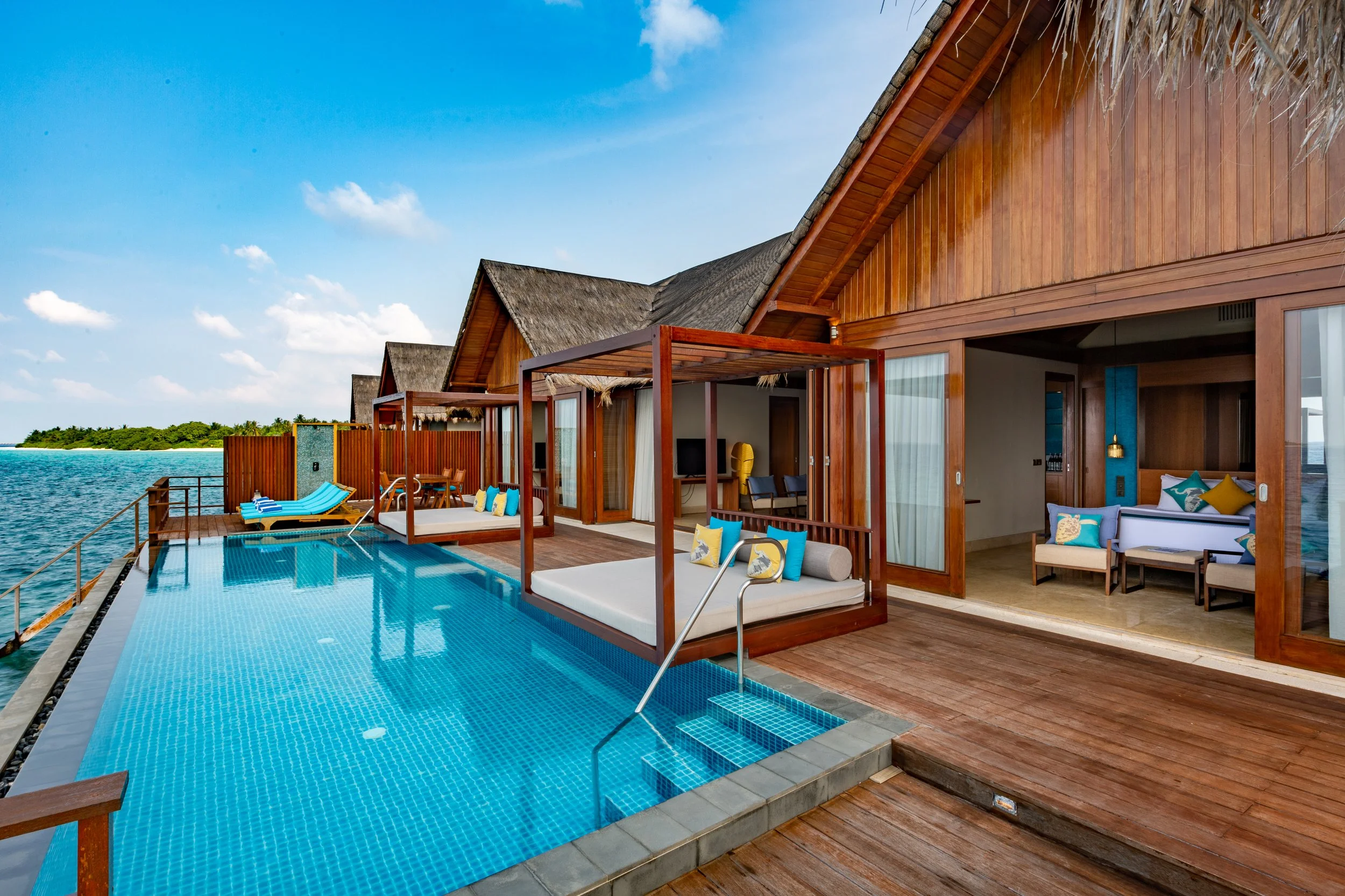 2 Bedroom Private Ocean Reef Residence Deck & Pool