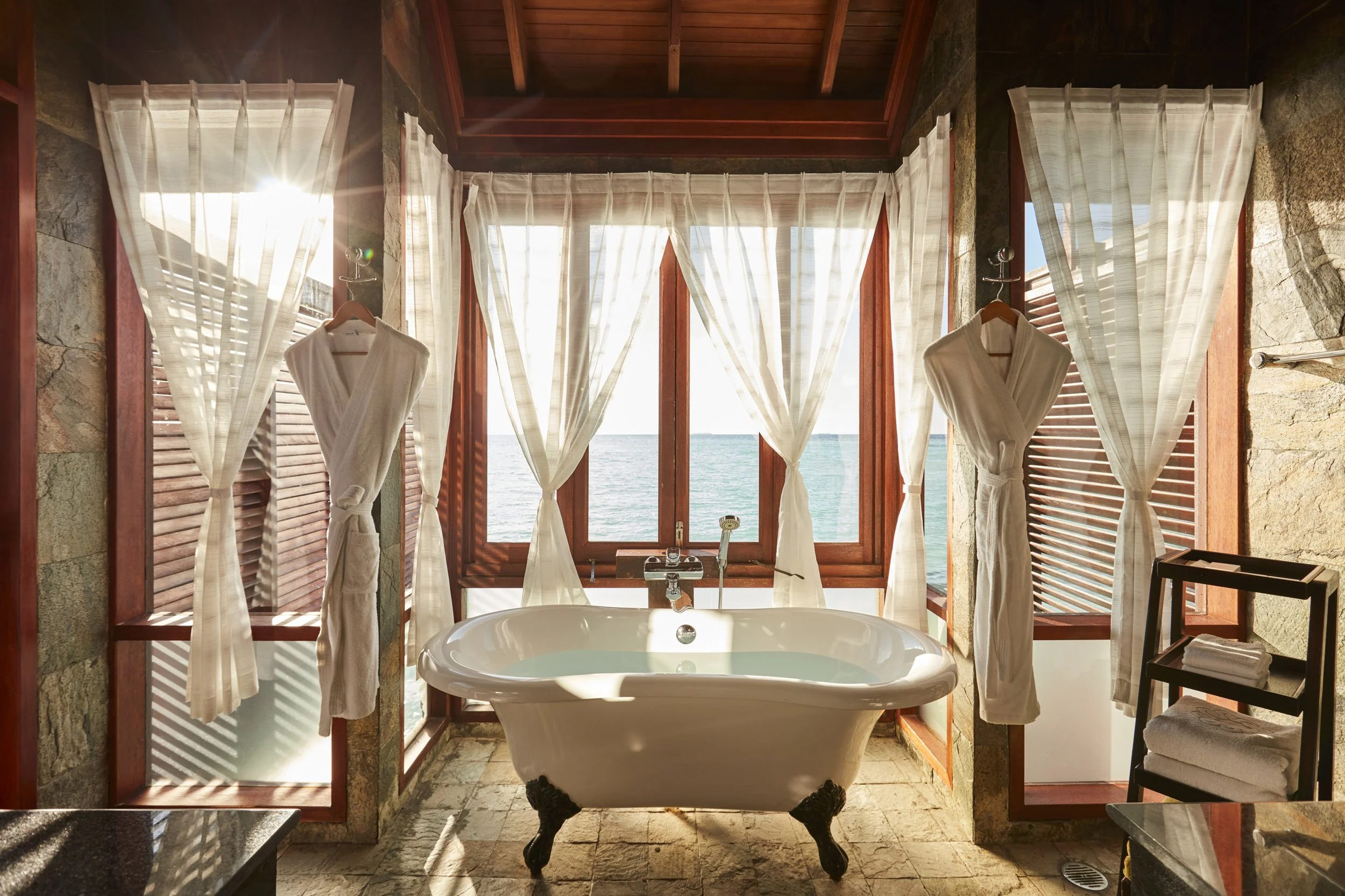 SunSiyam_Olhuveli-Deluxe-Water_Villa-Bathroom-5-2606x1737.jpg