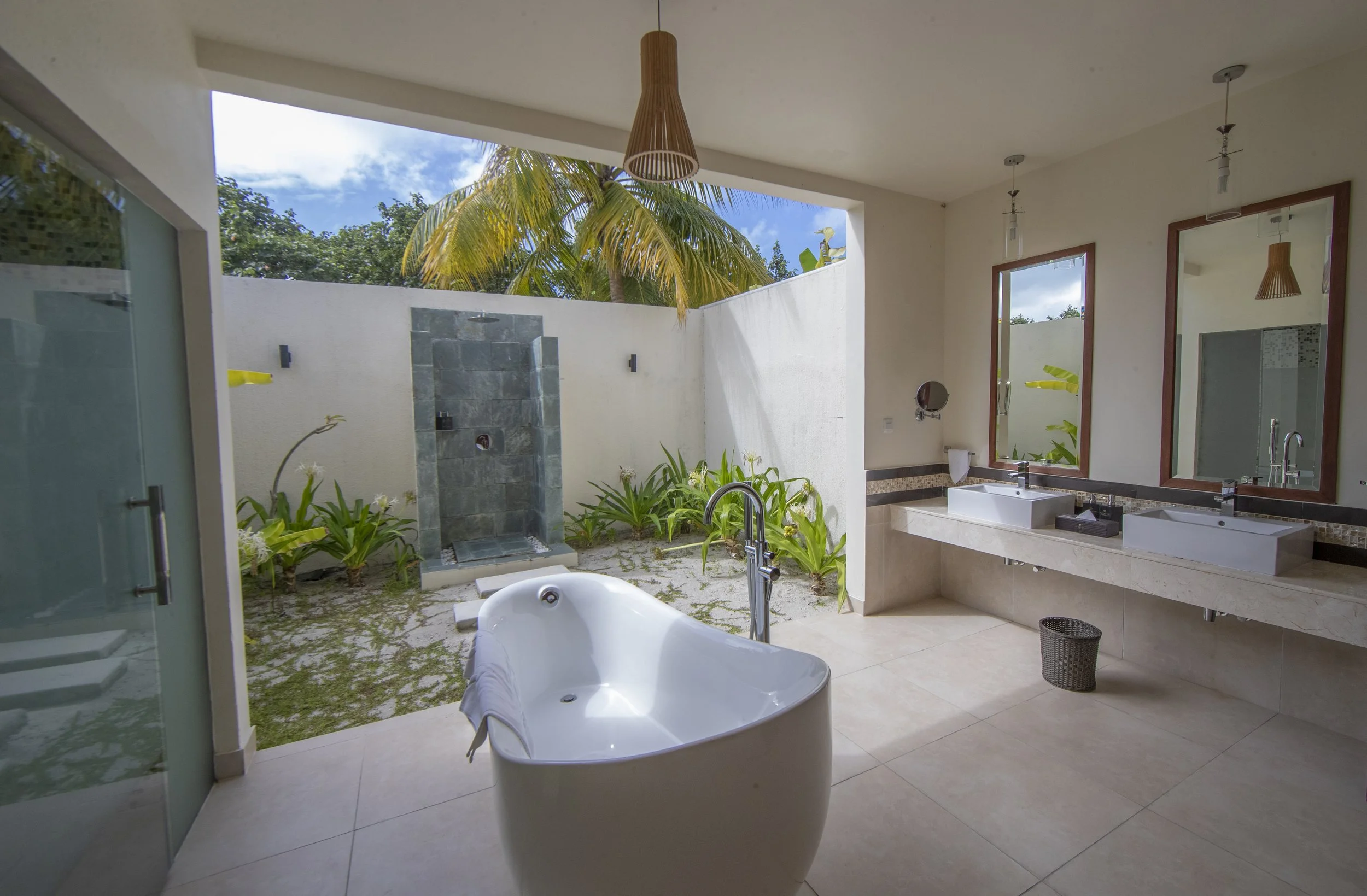 Furaveri - Beach Villa Bathroom