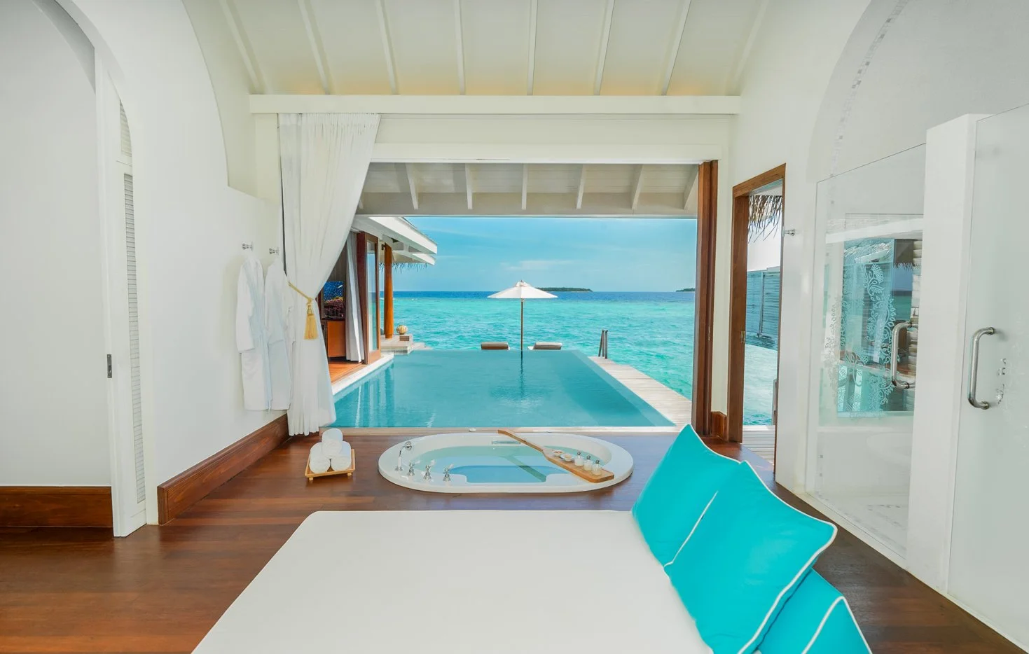 Anantara Kihavah - Over Water Pool Villa Bathroom-1469x934.jpg