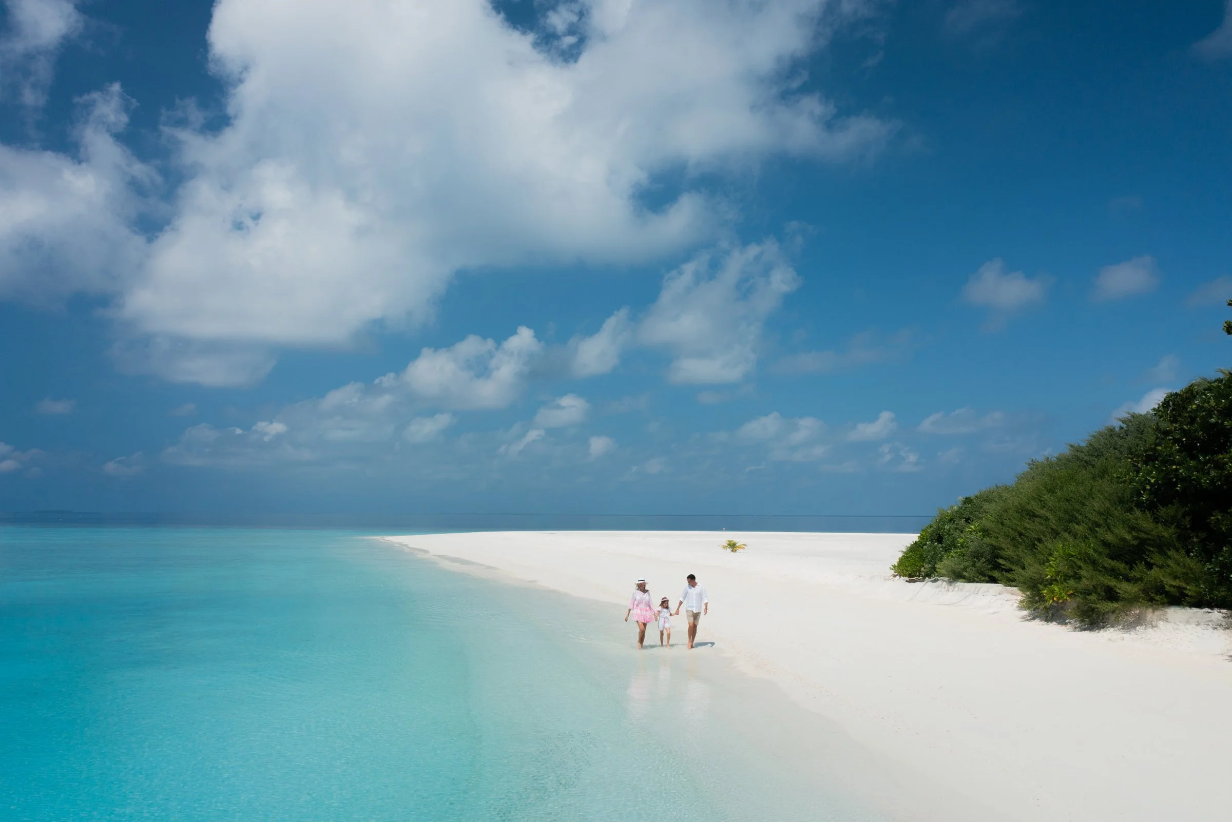 Anantara Kihavah - Family on the beach (2)-2400x1602.jpg