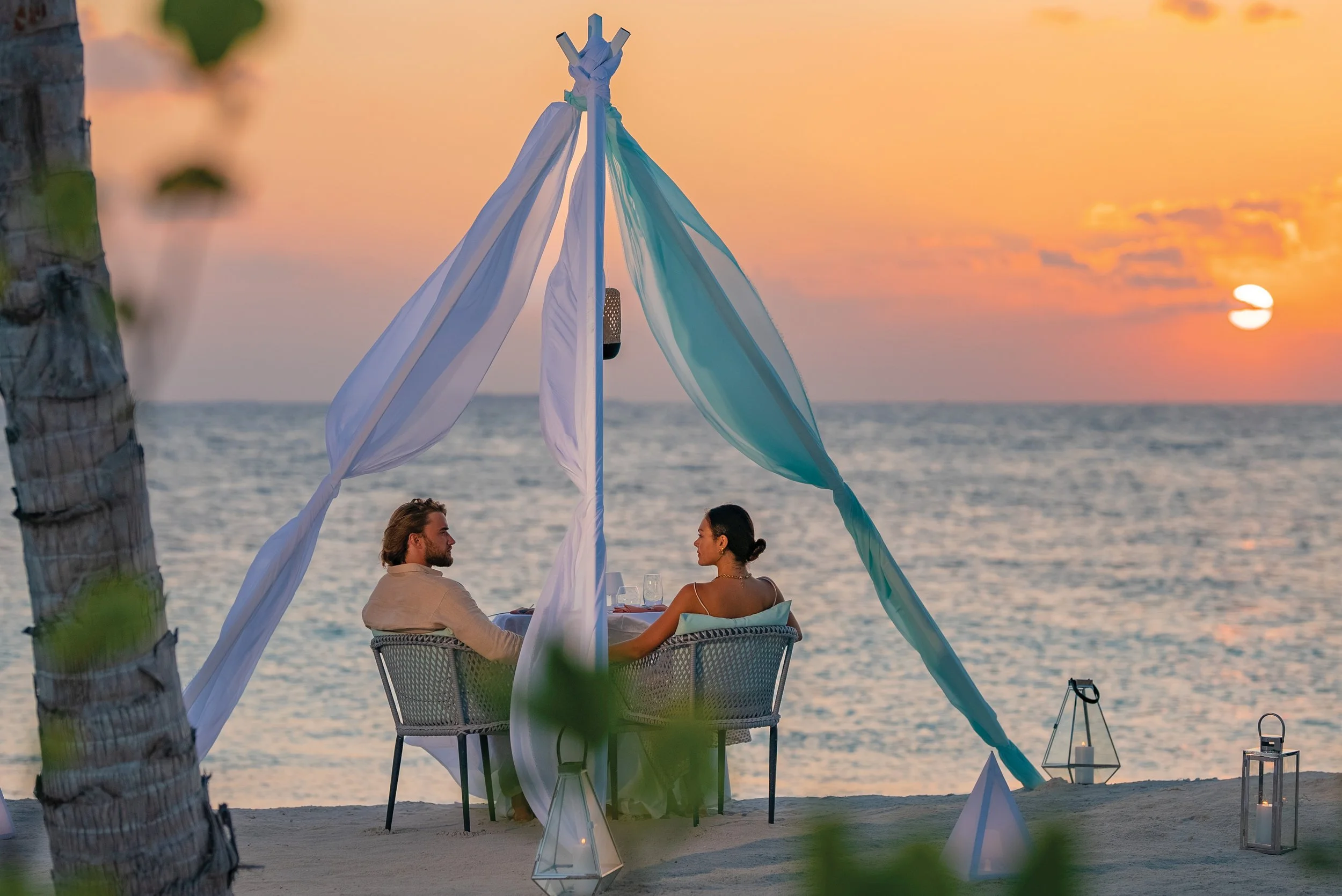 OBLU-SELECT-Lobigili - Lifestyle - Romantic-Beach-Dinner-02 - 04.2023.jpg