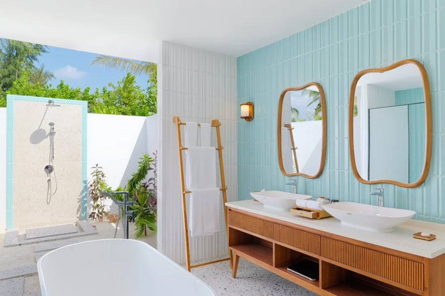 dusitd2-feydhoo-maldives-accommodation-beach-pool-villa-bathroom-outdoor-shower-900x600.jpg