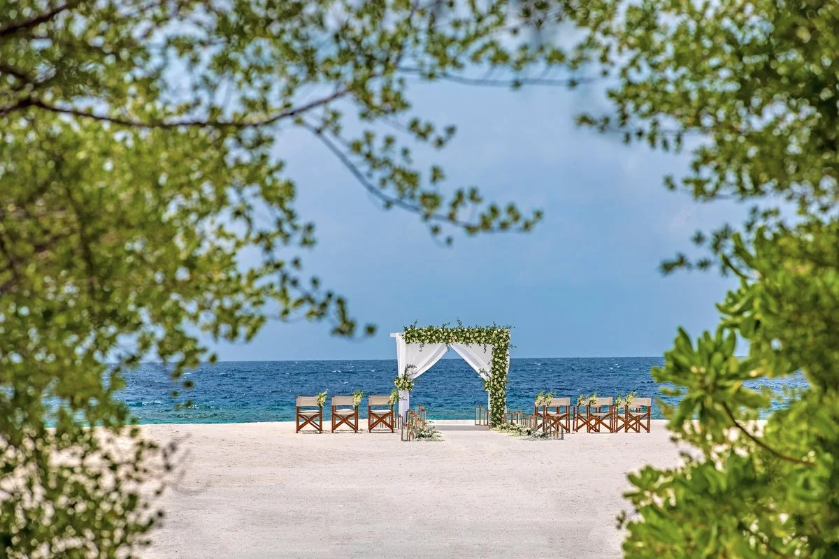 Anantara Kihavah - Beach Wedding close-up-1200x800.jpg
