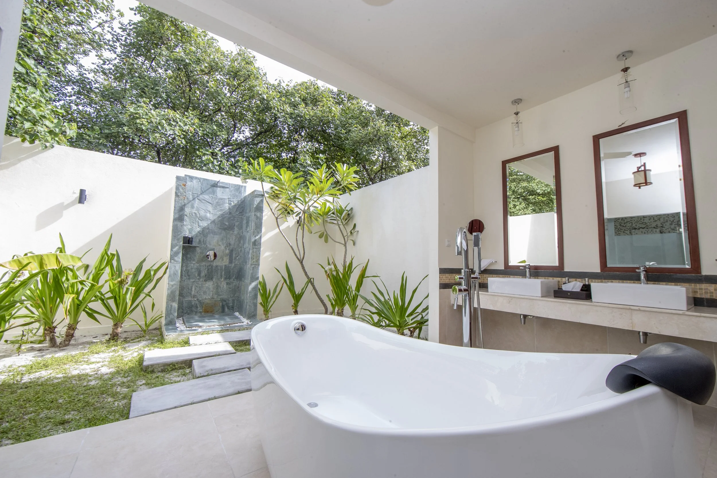 Furaveri - Beach Villa Bathroom
