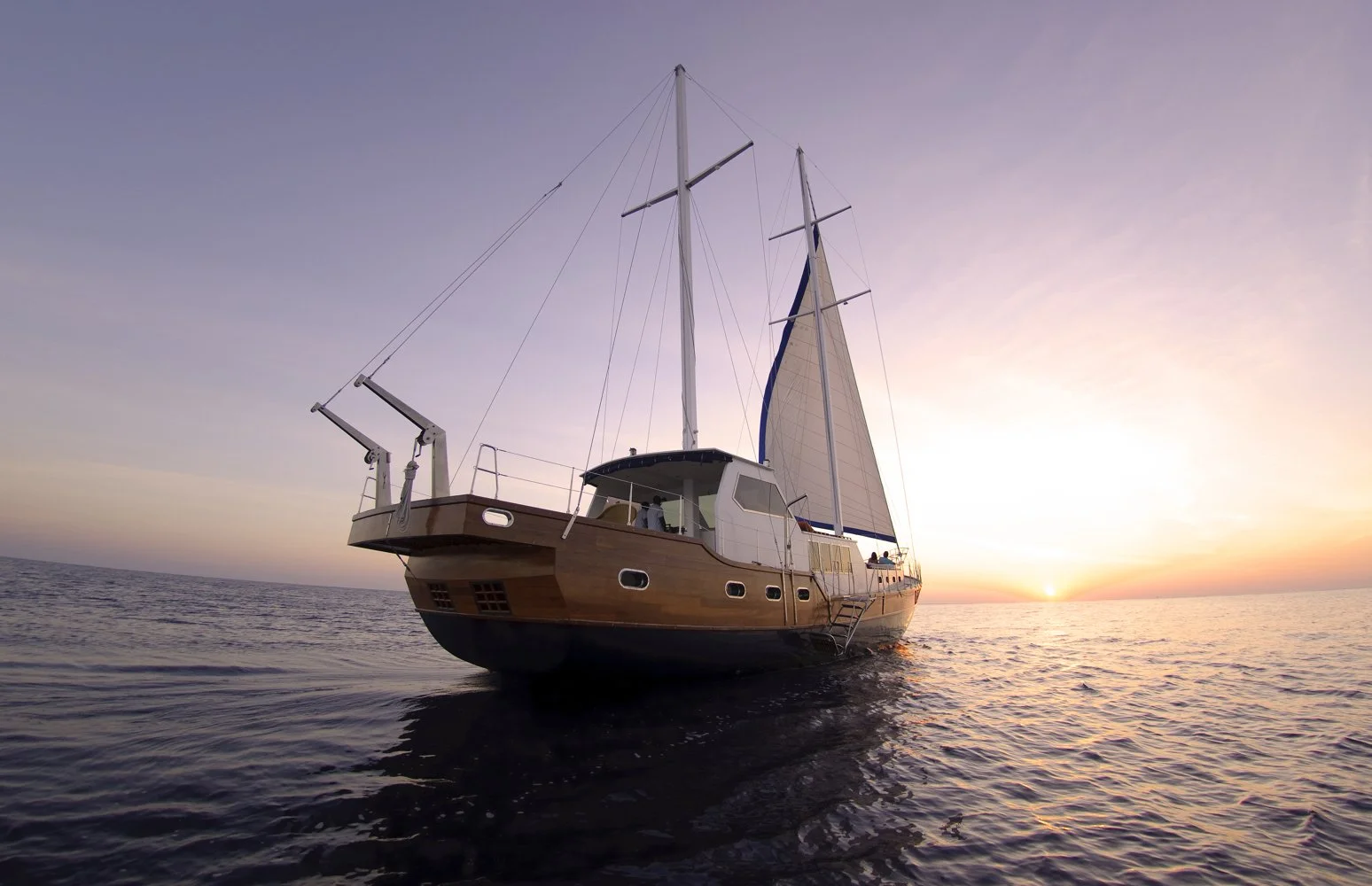 Anantara Kihavah - Ocean Whisperer Yacht - Sunset-1548x1000.jpg