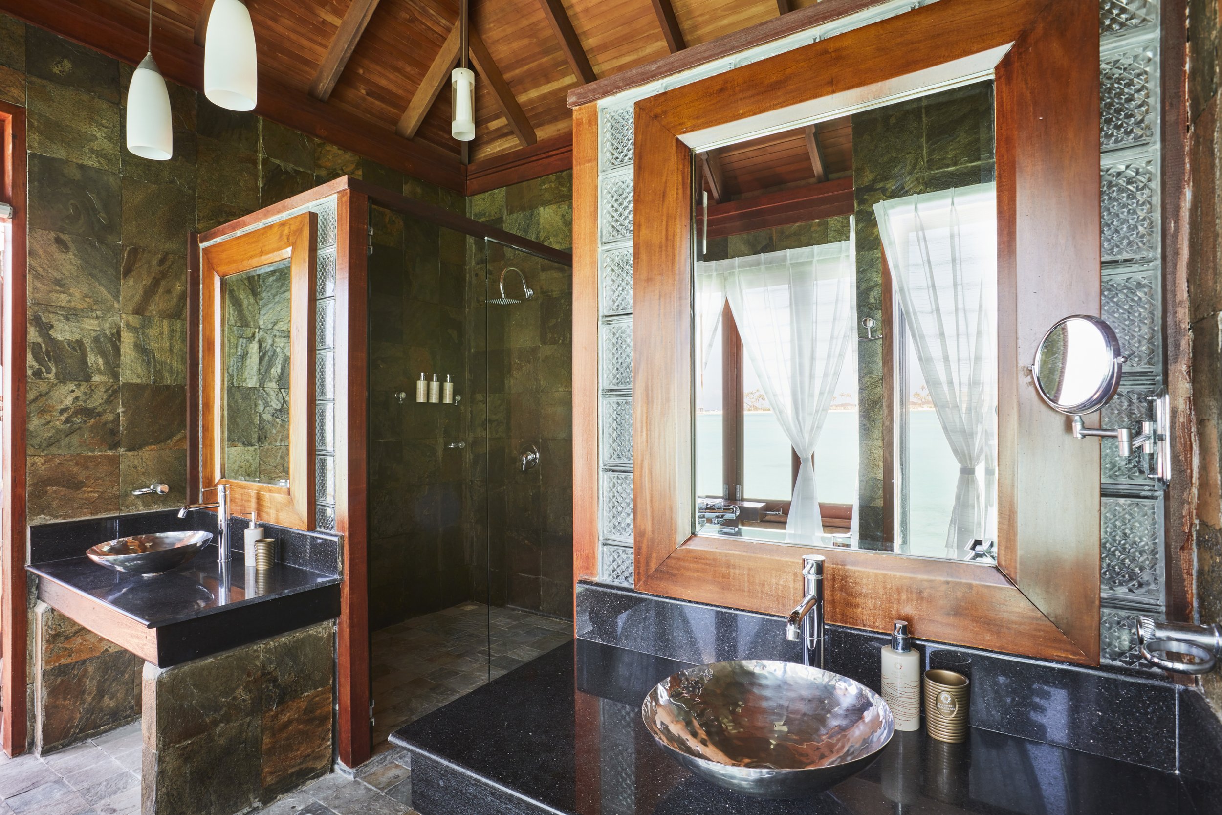 SunSiyam_Olhuveli-Deluxe-Water_Villa-Bathroom-3-2595x1730.jpg
