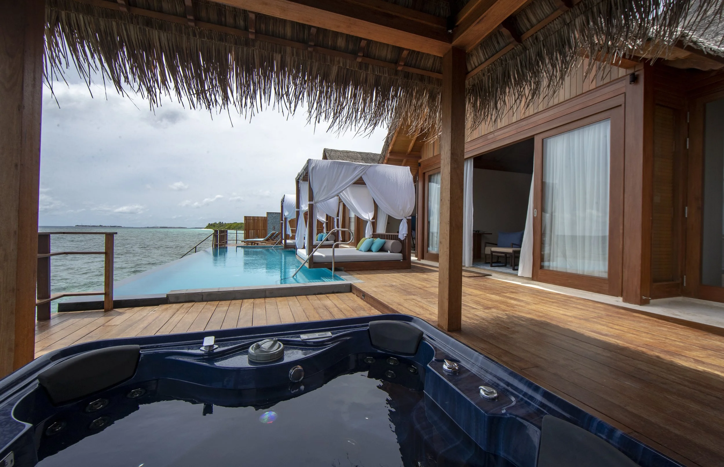 2 Bedroom Private Ocean Reef Residence Deck & Pool
