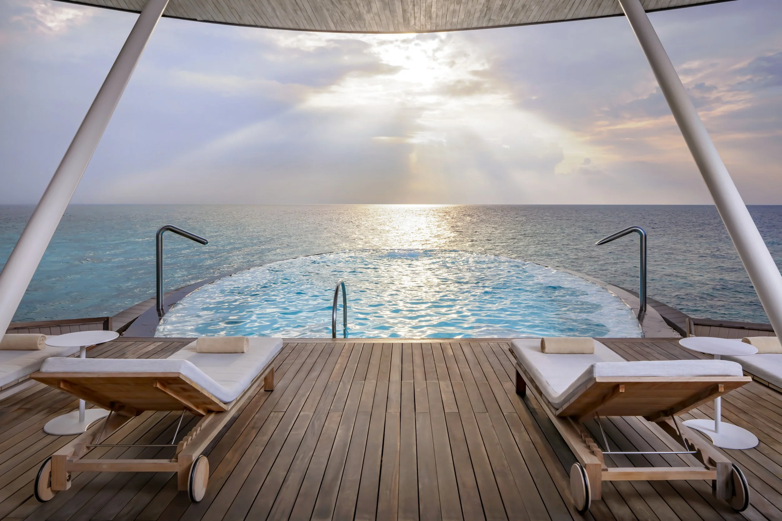 The St. Regis Maldives Vommuli - Iridium Spa Pool