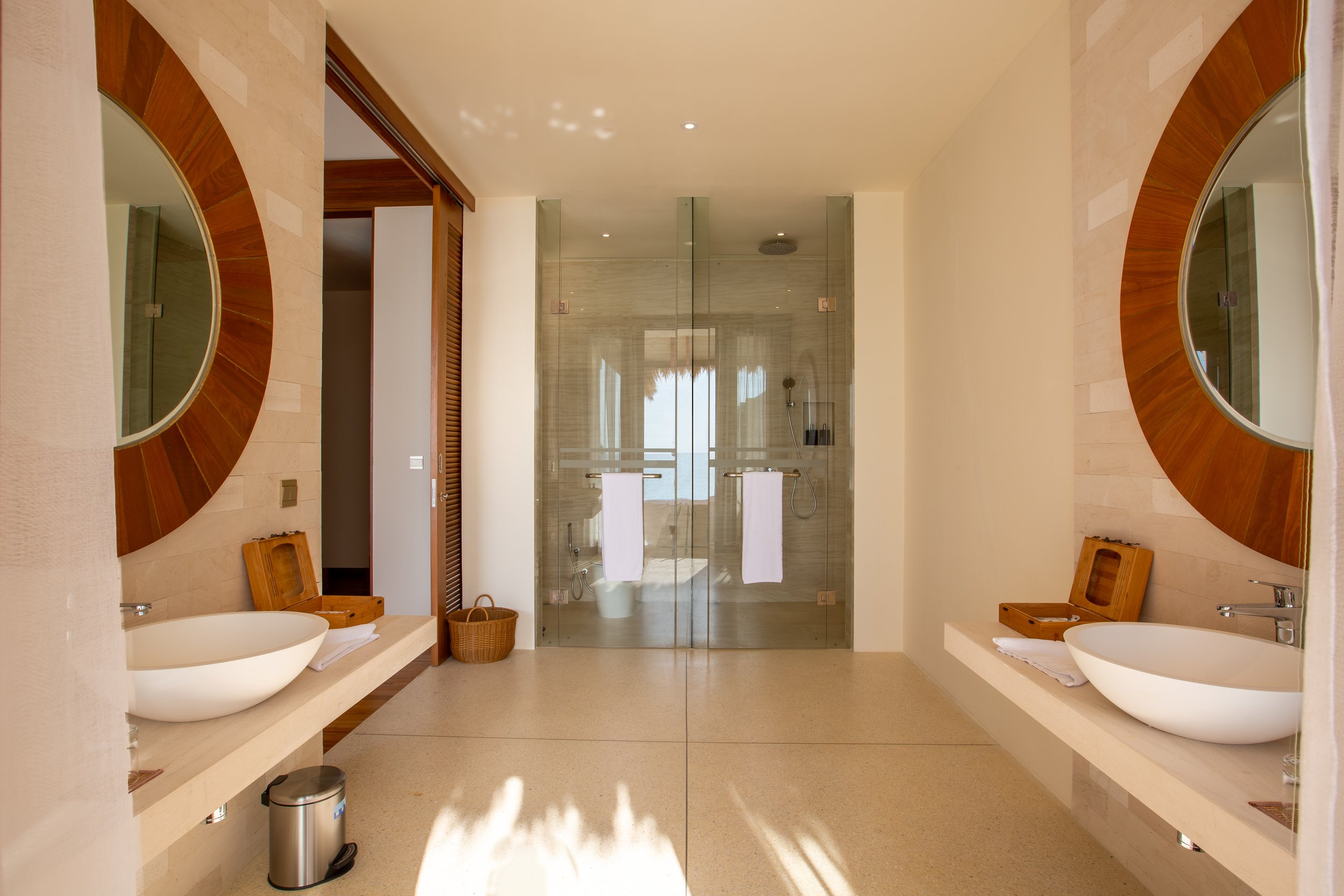 Furaveri - Ocean Villa Infinity Bathroom