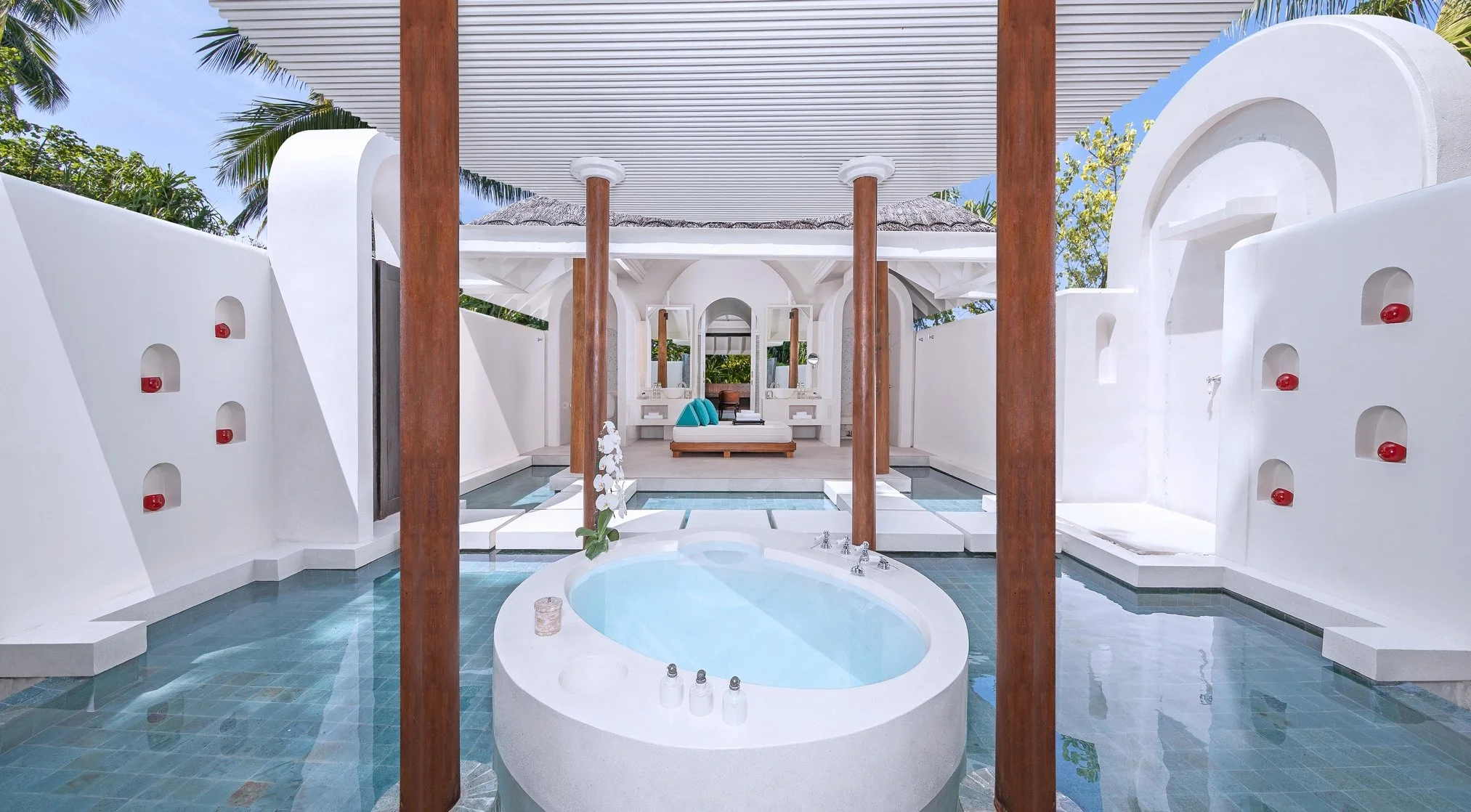 Anantara Kihavah Beach Pool Villas  Bathroom Bathtub-2025x1118.jpg