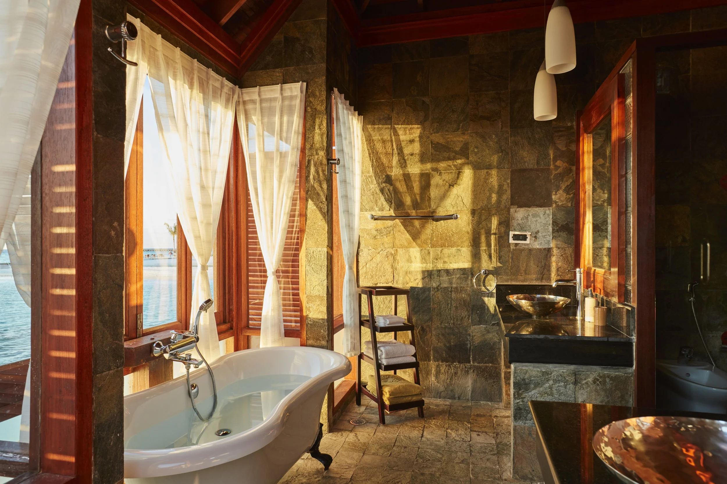 SunSiyam_Olhuveli-Deluxe-Water_Villa-Bathroom-4-2566x1710.jpg