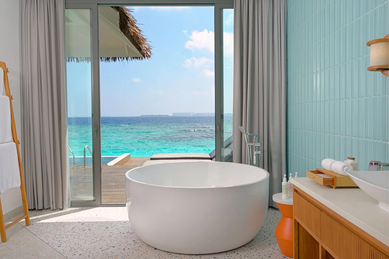 dusitd2-feydhoo-maldives-accommodation-overwater-pool-villa-bathroom-overlooking- ocean-1350x900.jpg