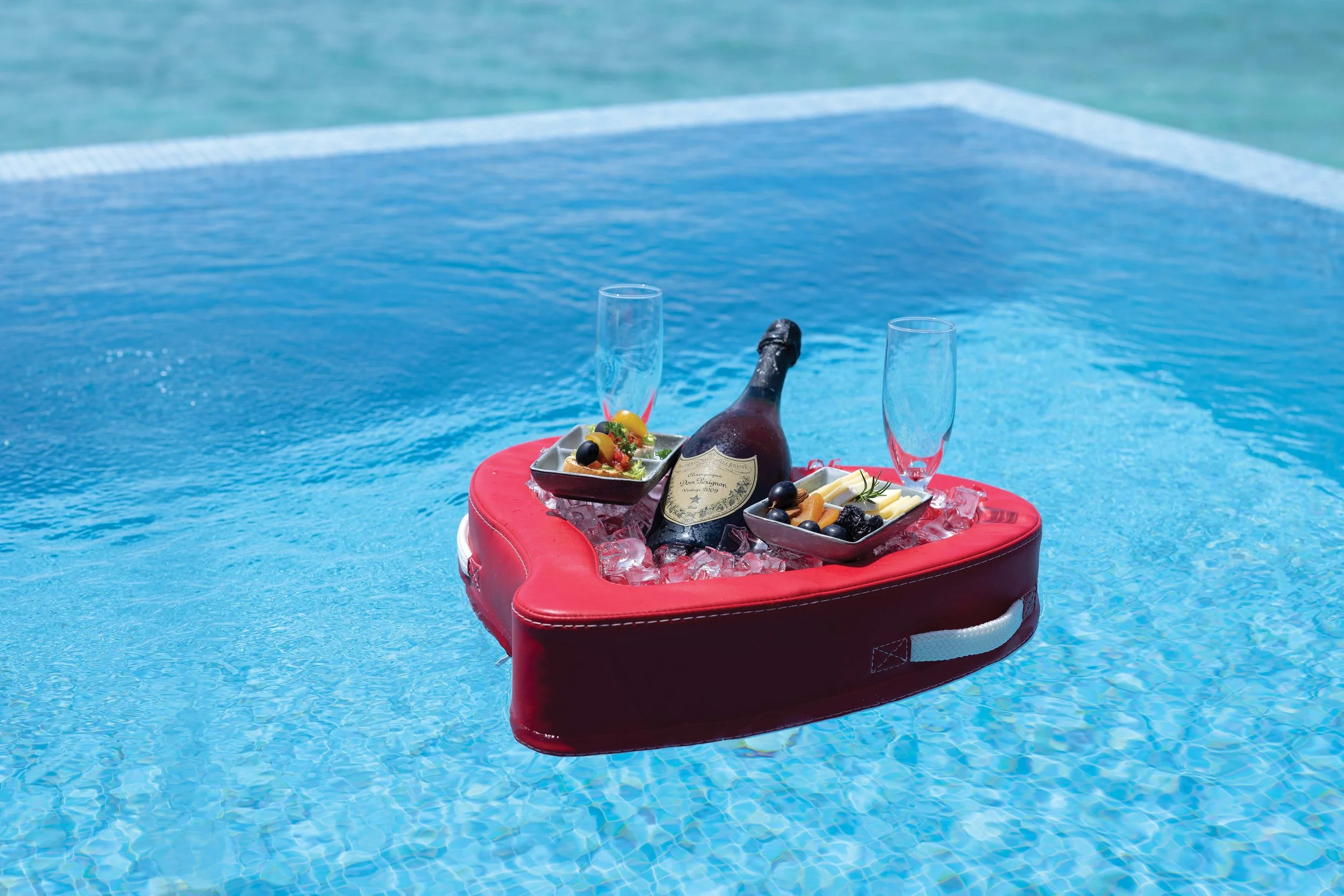 VARU by Atmosphere - ACTIVITIES AND SERVICES - FLOATING CHAMPAGNE 1 - 12_2022.jpg