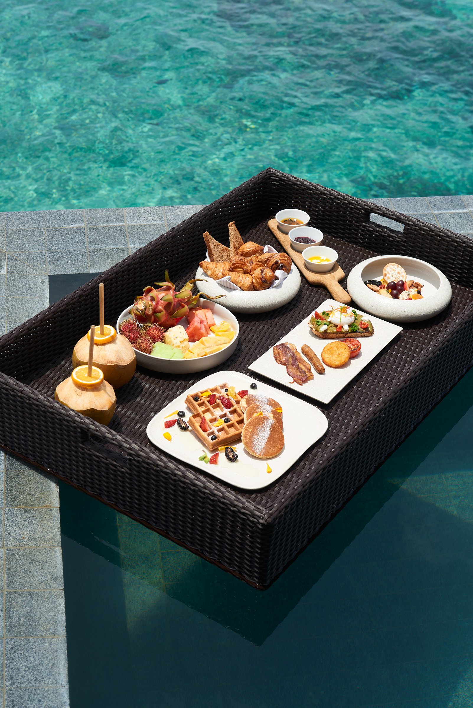 Alila Kothaifaru - Floating Breakfast