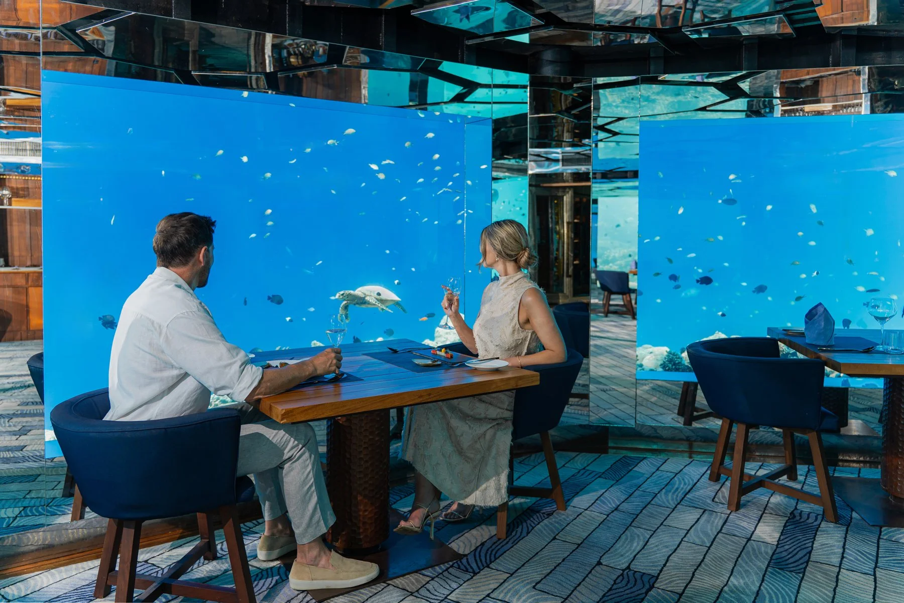 Anantara Kihavah - SEA Underwater Restaurant Couples-1800x1200.jpg
