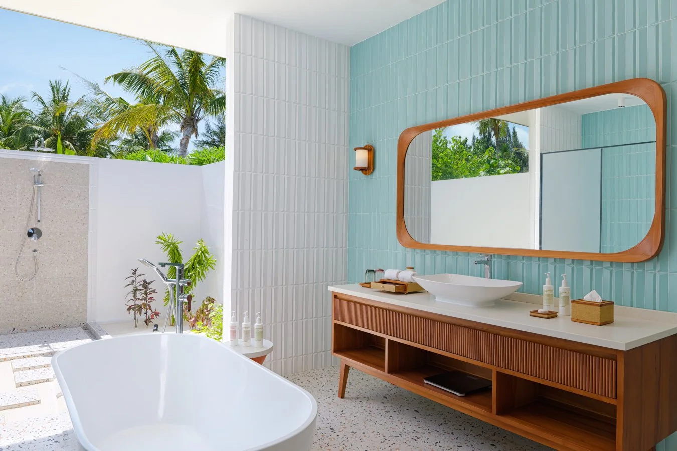 dusitd2-feydhoo-maldives-accommodation-waterfront-pool-villa-bathroom-1350x900.jpg