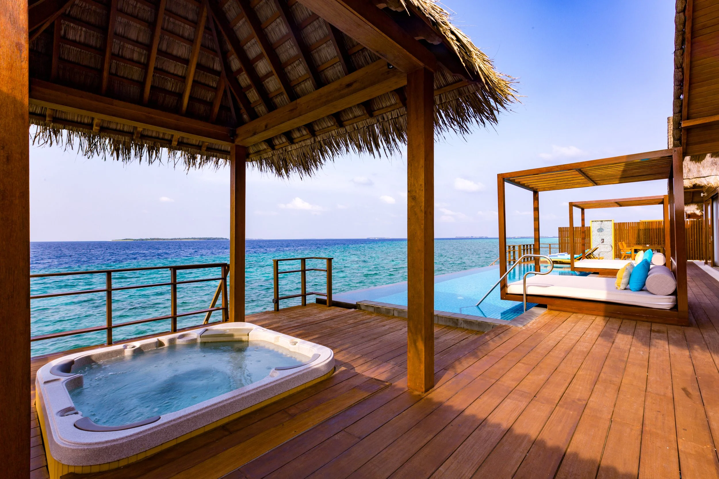 2 Bedroom Private Ocean Reef Residence Deck & Pool