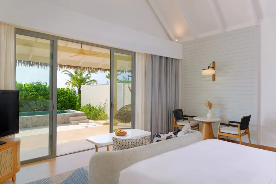 dusitd2-feydhoo-maldives-accommodation-beach-pool-villa-bedroom-pool-outdoor-area-900x600.jpg