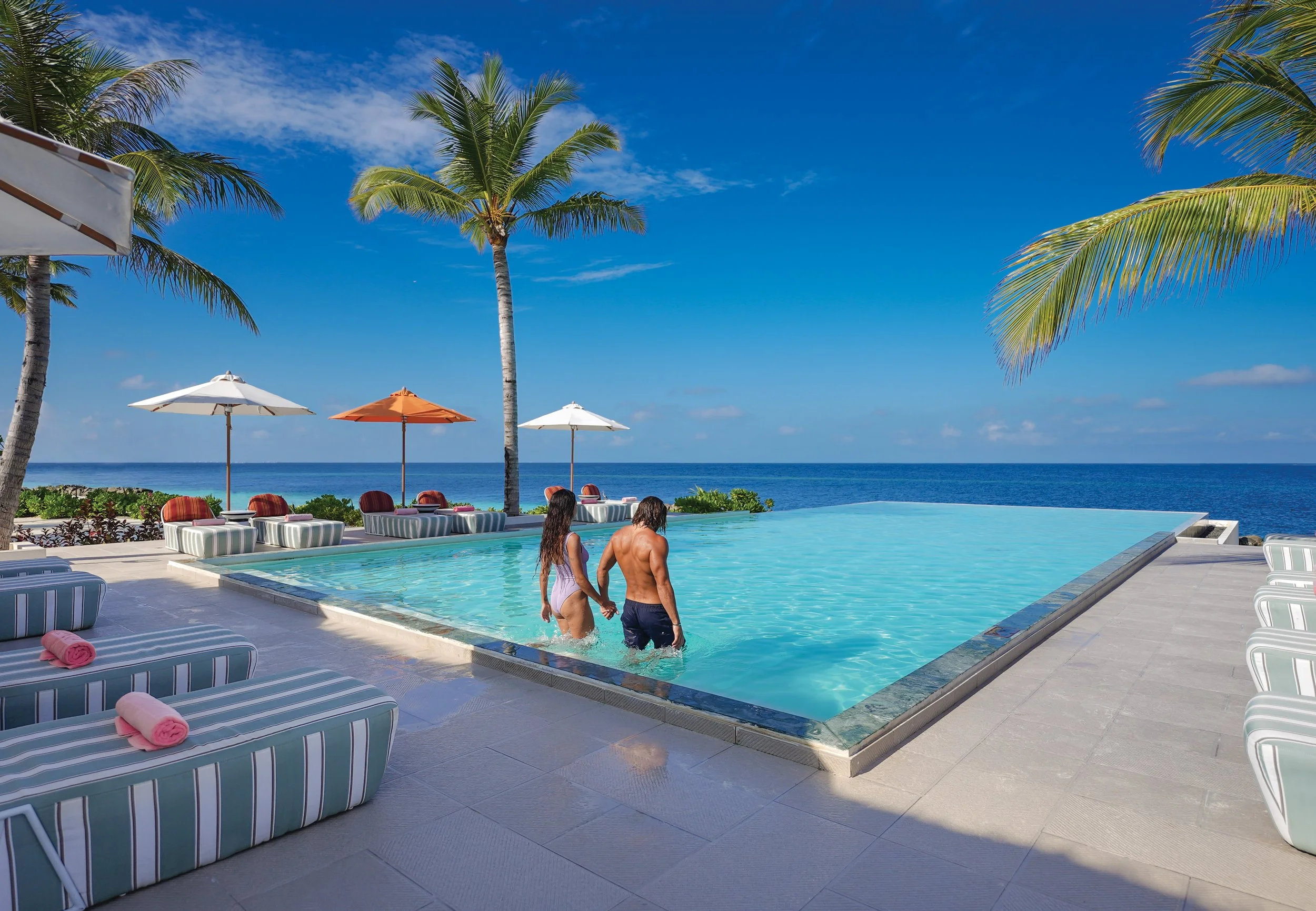 OBLU-SELECT-Lobigili - Lifestyle - Swing-Bar-Pool-03 - 04.2023.jpg