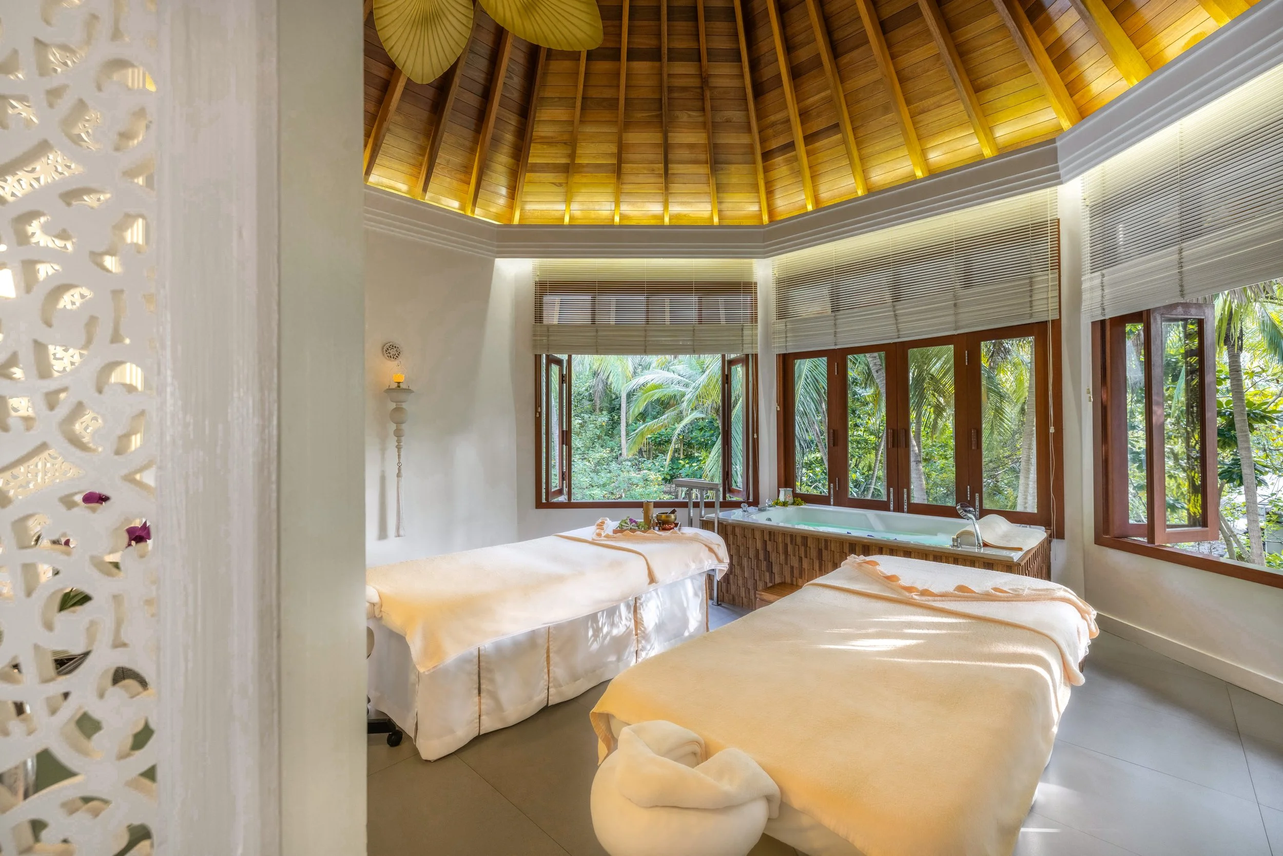 Dusit Thani Maldives - Spa Treatment Room
