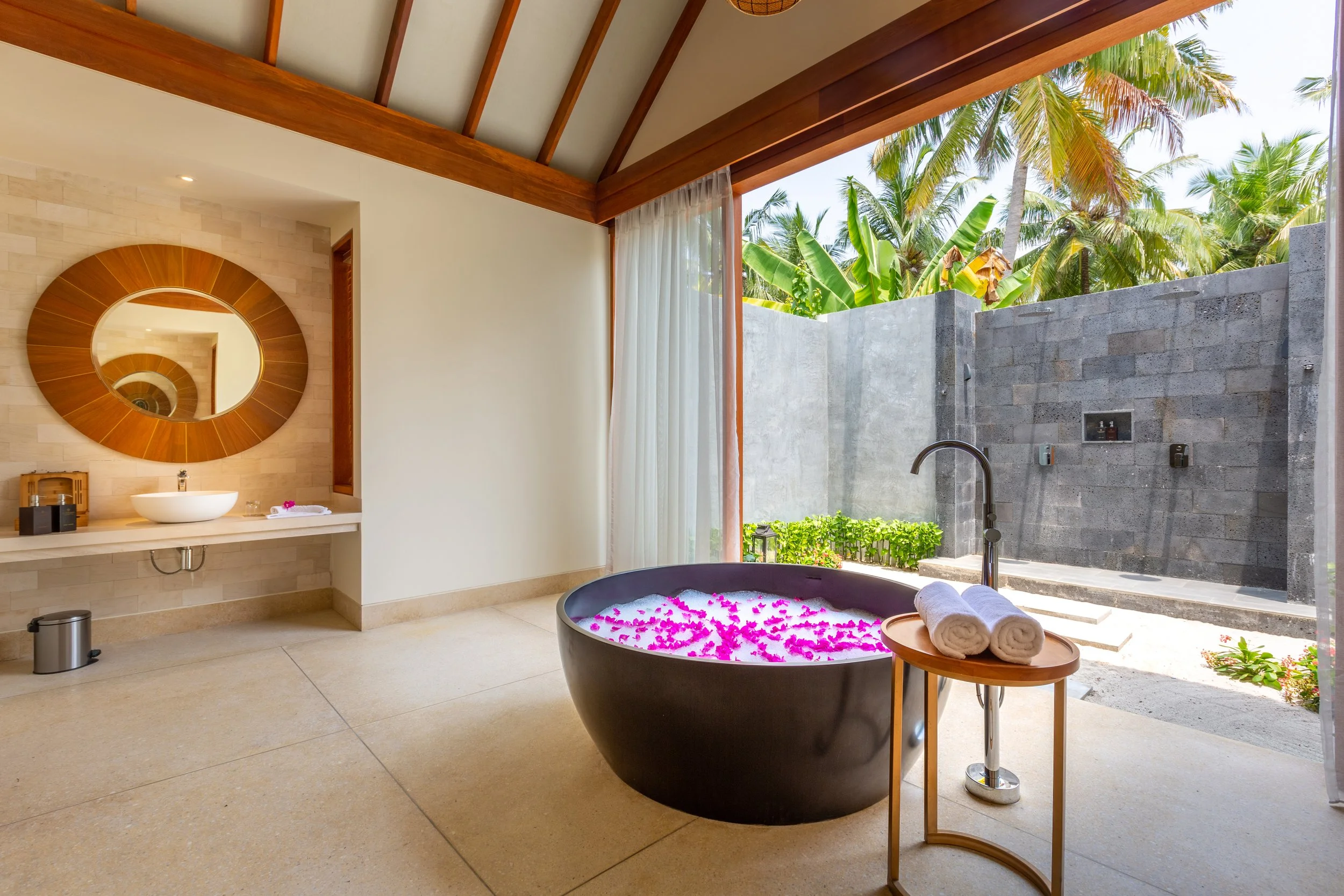 2 Bedroom Private luxury Beach Residence with Pool - Main Bathroom