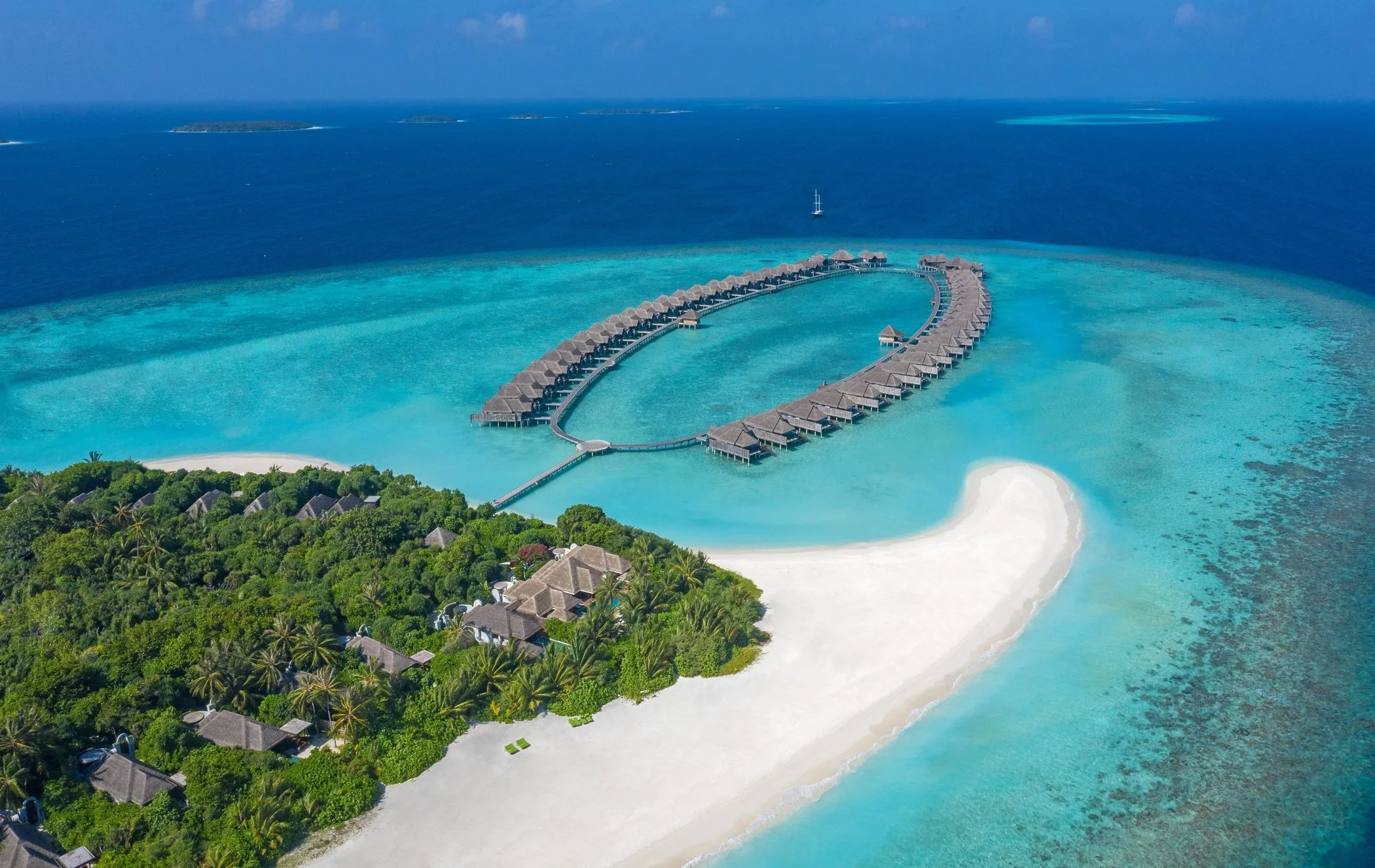 Anantara_Kihavah_Exterior_View_Beach_and_Over_Water_Villas-2100x1326.jpg
