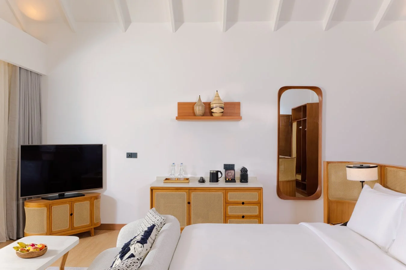 dusitd2-feydhoo-maldives-accommodation-beach-villa-kingsize-bedroom-1350x900.jpg