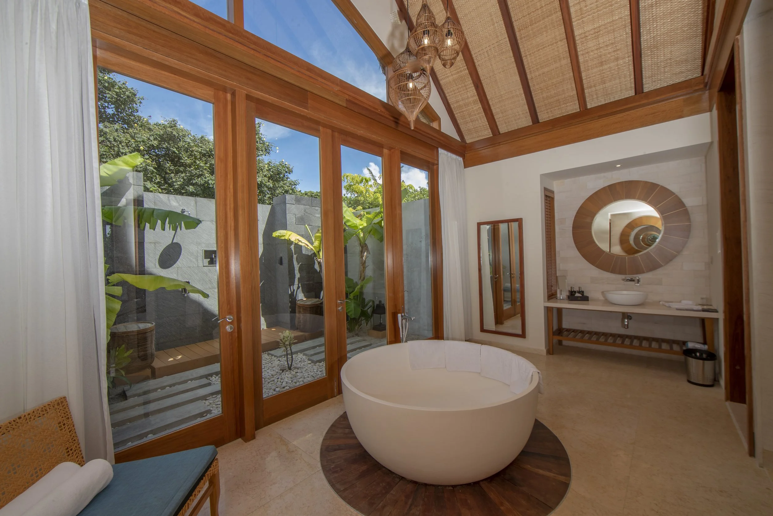 Furaveri - Beach Pool Villa Bathroom