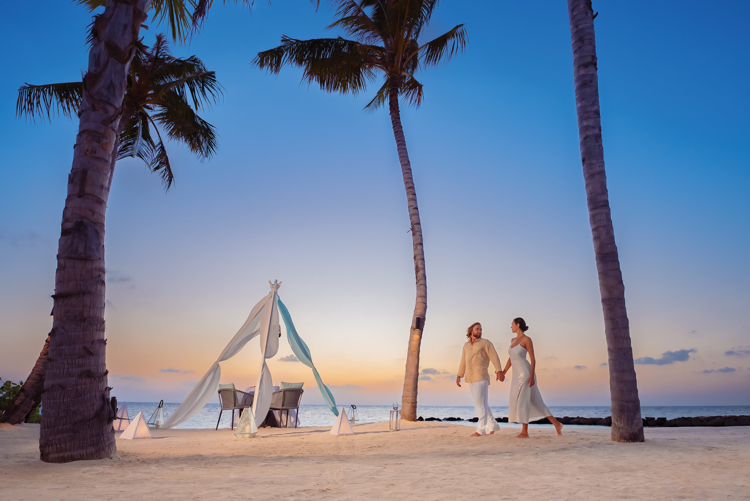 OBLU-SELECT-Lobigili - Lifestyle - Romantic-Beach-Dinner-01 - 04.2023.jpg
