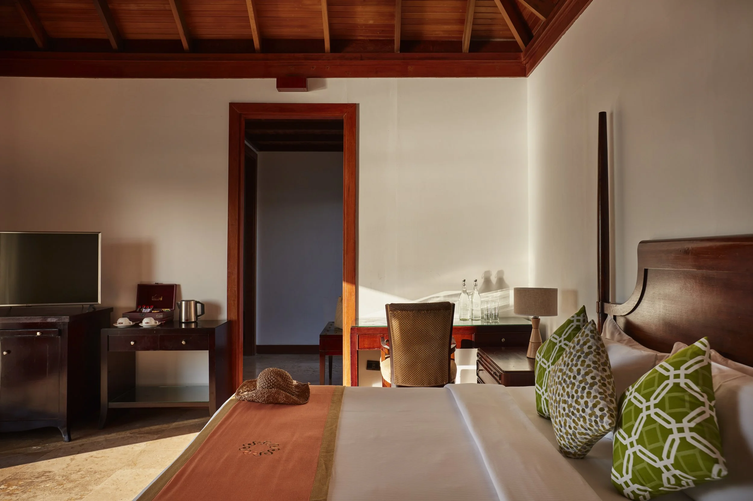 SunSiyam-Olhuveli-Deluxe-Water-Villa-Bedroom-1-2579x1719.jpg