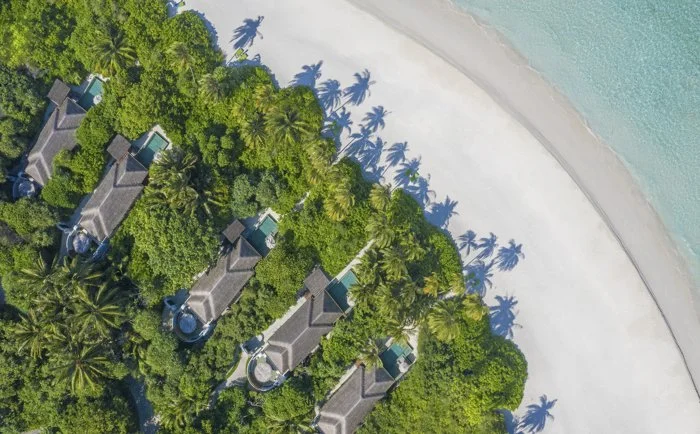 Anantara_Kihavah_Guest_Room_Beach_Pool_Villas_Aerial_View-700x434.jpg