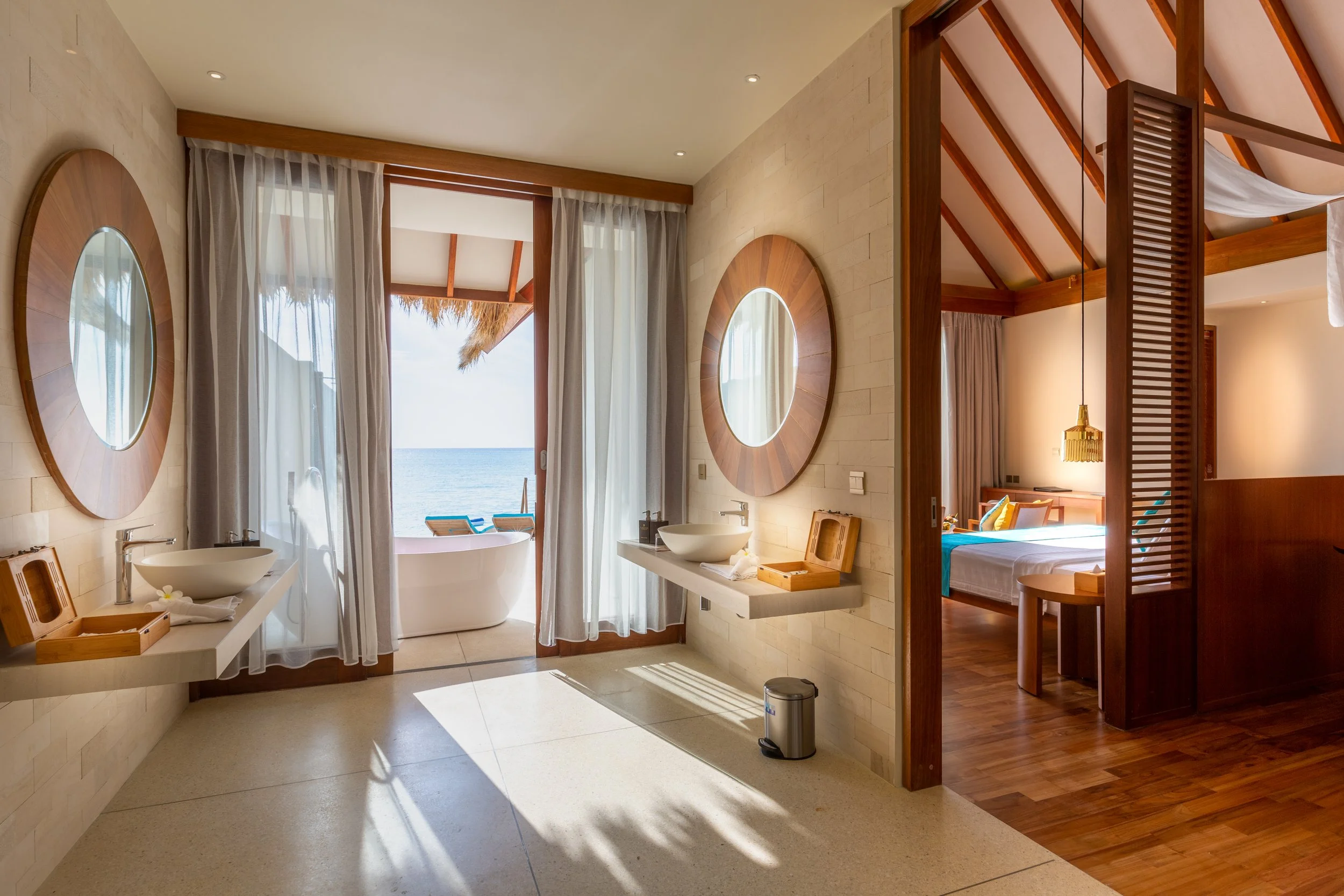 Furaveri - Ocean Villa Infinity Bathroom