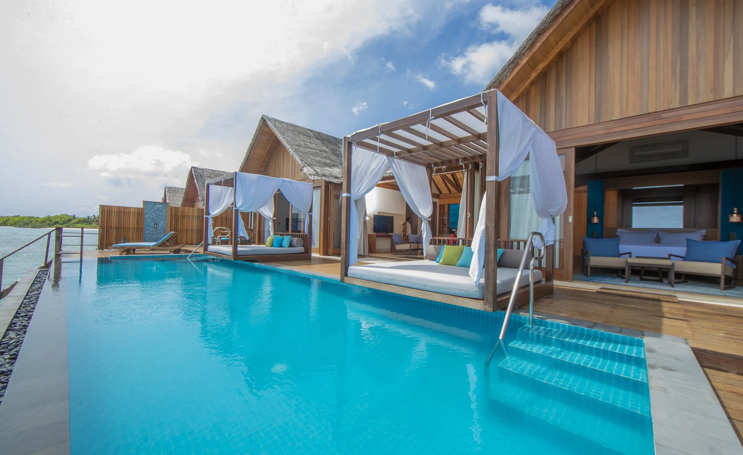 2 Bedroom Private Ocean Reef Residence Deck & Pool