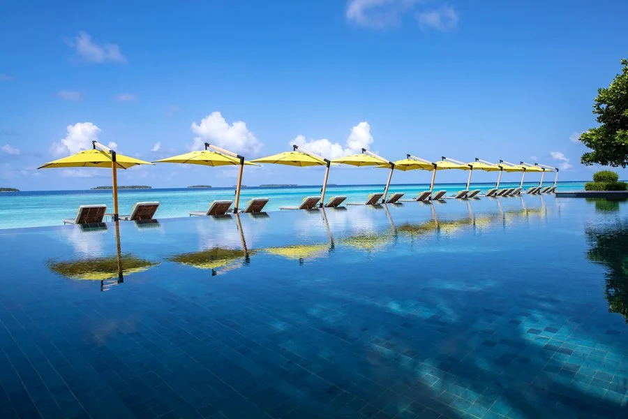 Anantara Kihavah - Manzaru pool-900x600.jpg