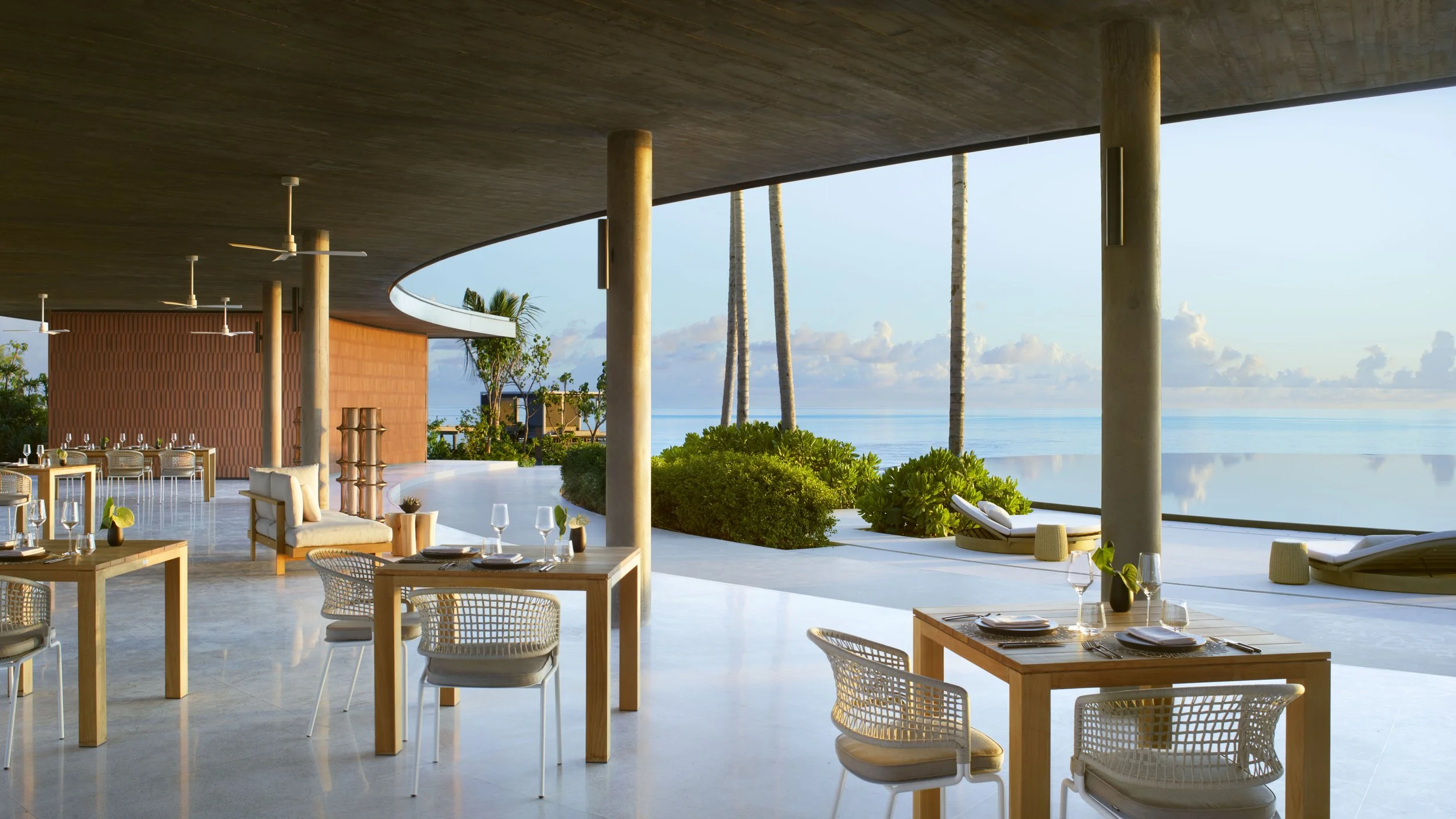 The Ritz-Carlton Maldives, Fari Islands - EAU Bar