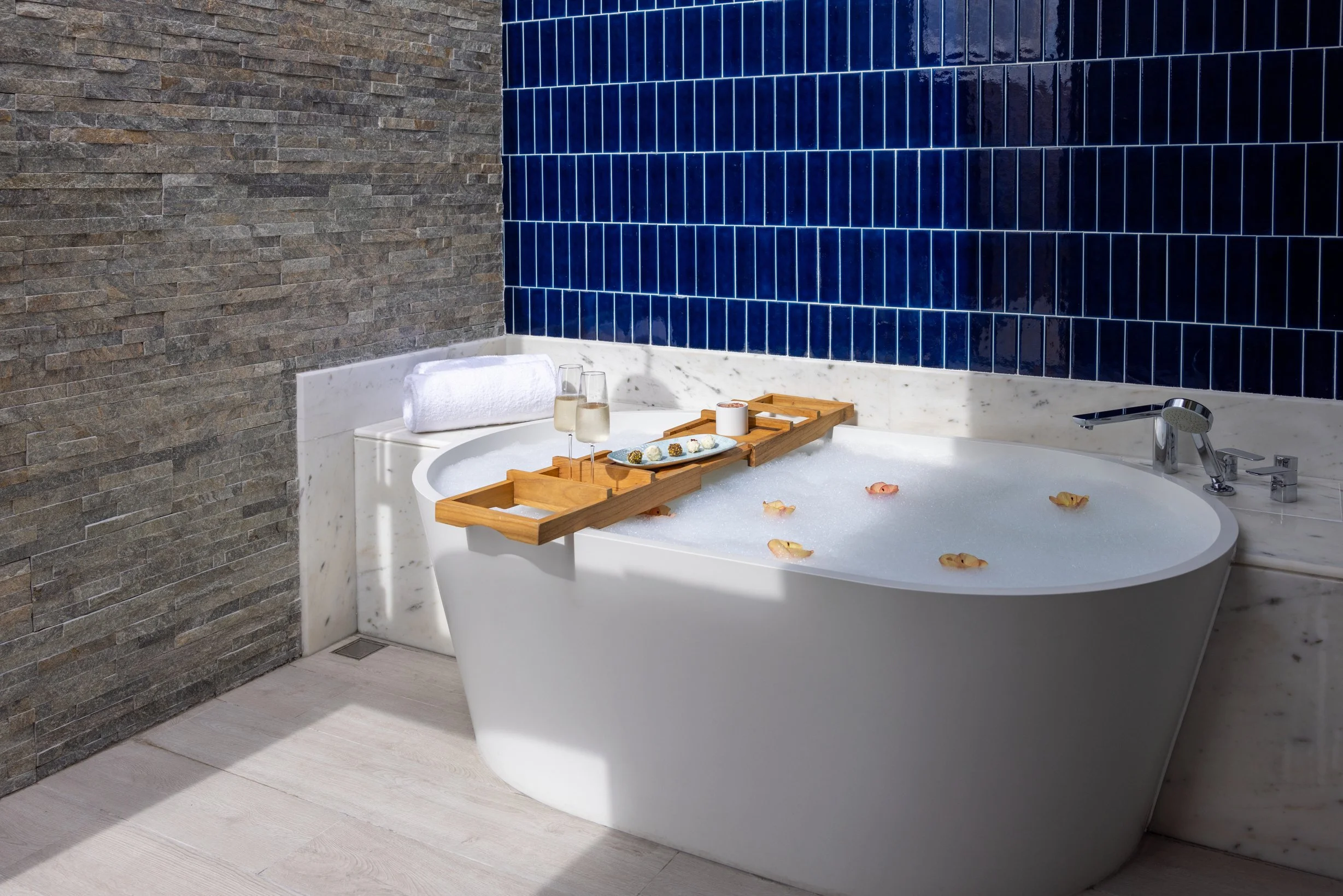 Bathtub - Beach Villas - Avani+ Fares Maldives-2457x1639.jpg