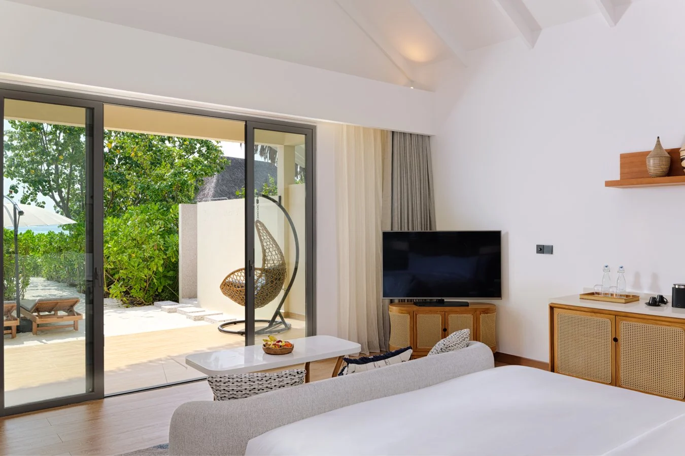 dusitd2-feydhoo-maldives-accommodation-beach-villa-bedroom-1350x900.jpg