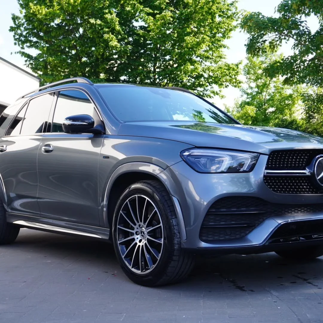 Mercedes GLE afgeleverd✅

Na een grondige exterieurreiniging en voorbereiding werd deze gepolierd. Badges achteraan werden verwijderd om een sobere look te cre&euml;ren. Afgewerkt met een snelle coating die de wagen de komende maanden zal beschermen.