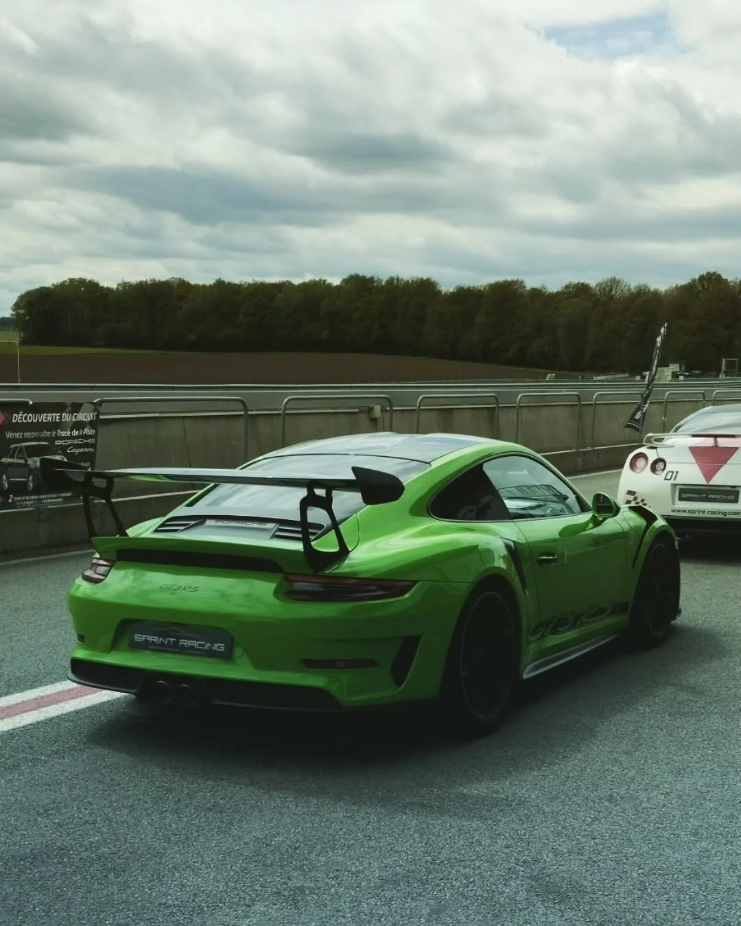 Vrije tijd spenderen op het Circuit de Mettet. Enkele ritten achter het stuur van de behendige Porsche Cayman S😎