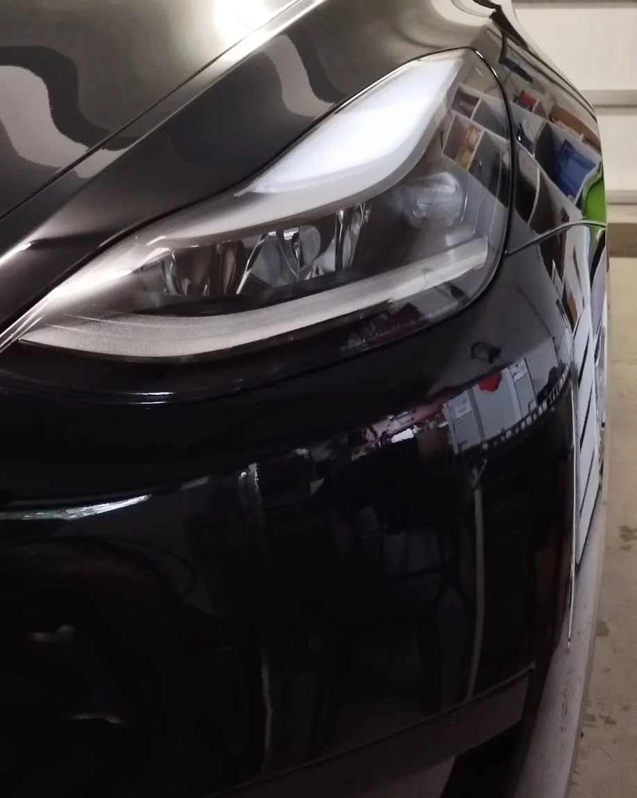 Exterieurreiniging ✅
Lakcorrectie ✅
Coating ✅

De eigenaars van deze wagen wilden hun nieuwste aanwinst er &eacute;cht nieuw laten uitzien en beschermen. Daarop kreeg deze nieuwe Tesla Model Y een grondige exterieurreiniging. Ook nieuwe wagens bevatt
