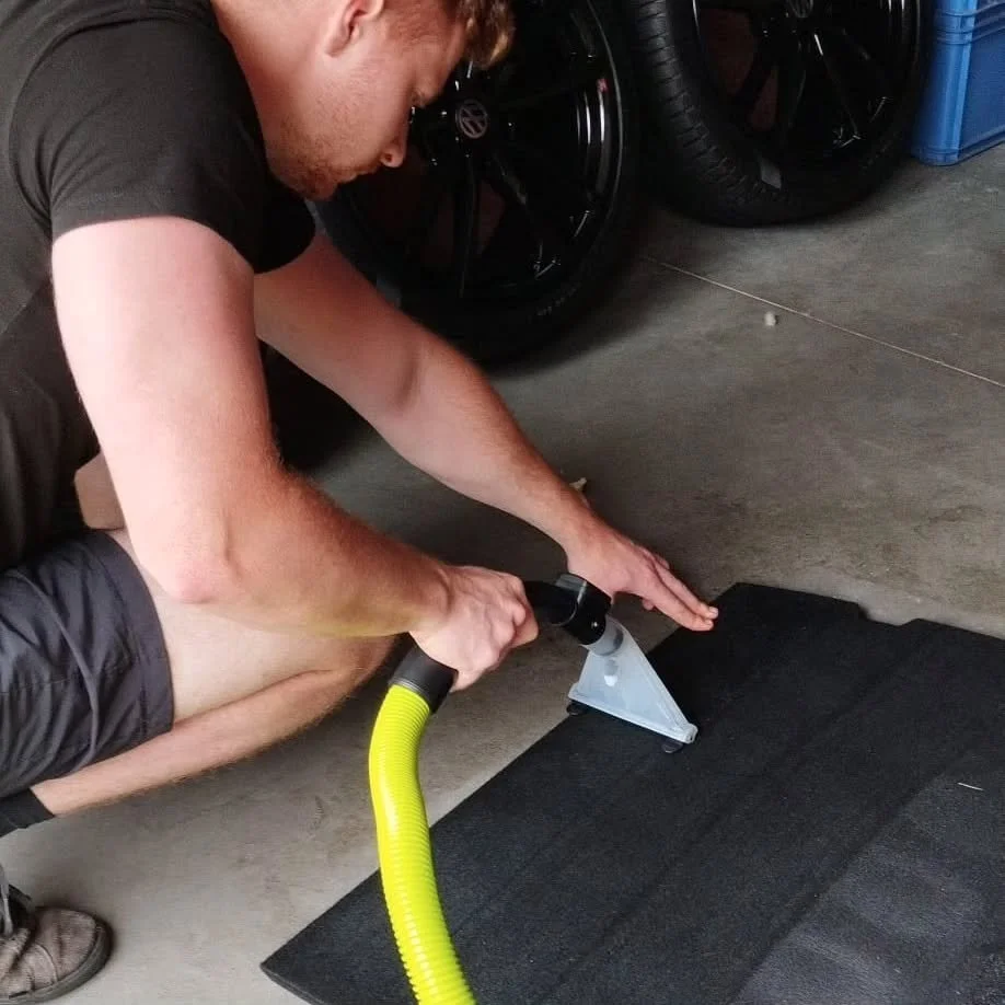 De bodem en matten van uw auto zijn soms vuiler dan u denkt. Met een dieptereiniging wordt dan ook meer dan alleen het zichtbare vuil verwijderd. Door gebruik te maken van een krachtige stofzuiger met waterextractie ziet uw interieur er weer als nieu
