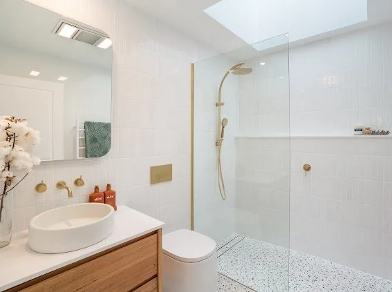 Saxon Ensuite

Tiles 
Floor - Rossetto
Wall- Tile Cloud - Albert Park
Vanity and Mirror - Custom Tas Oak
Tapware - Phoenix Vivid slimline
Sink - Nood Co
Stone - Sileston
Toilet - Reece
