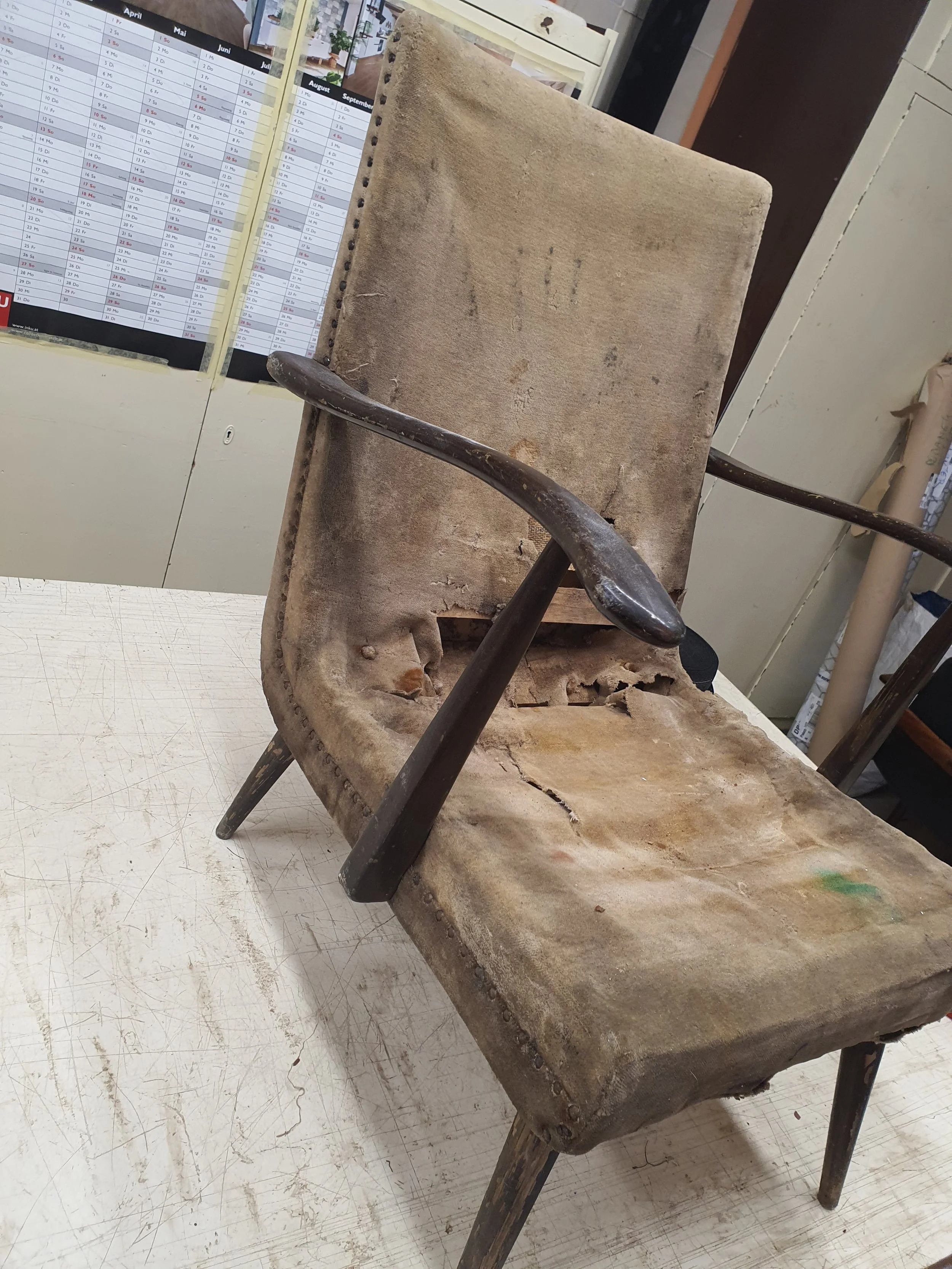 Ein Polstersessel in der Werkstatt während der Restaurierung